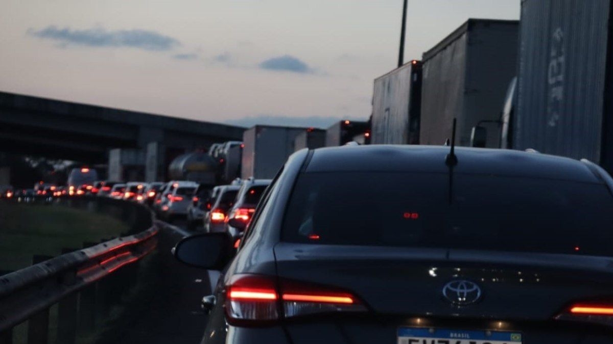 Acidente causa 7 km de congestionamento na rodovia dos Bandeirantes