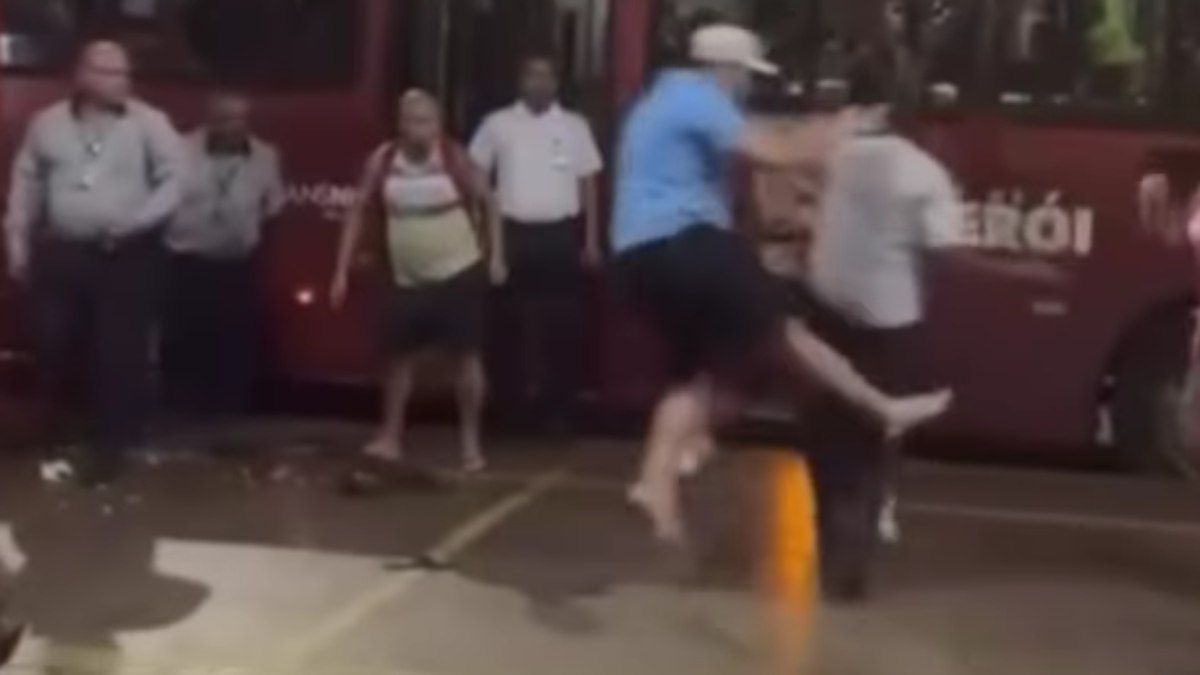Briga entre passageiros no terminal de ônibus no RJ