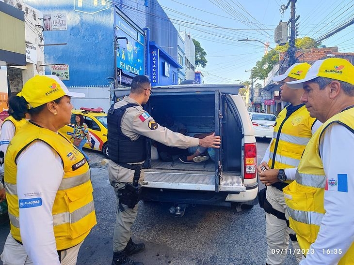 Casal é preso em flagrante após furto de 13 chapéus e 36 barras de chocolate no Centro