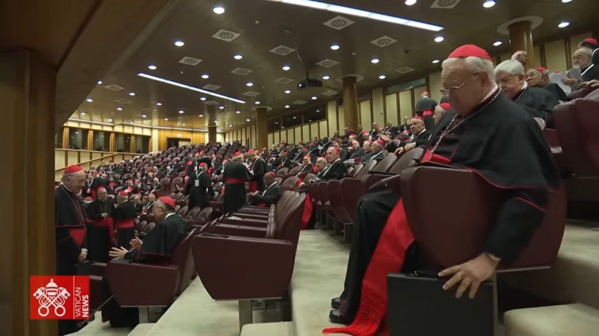 Cardeais se reúnem para eleger novo papa em Roma