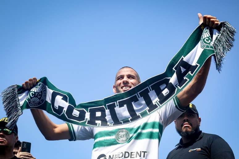 Guto é direto sobre situação de Slimani e afirma: 'É burrice pagar salário de quem não quer estar aqui'