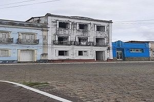 Prédio da UFAL em Penedo pede socorro ante o desprezo