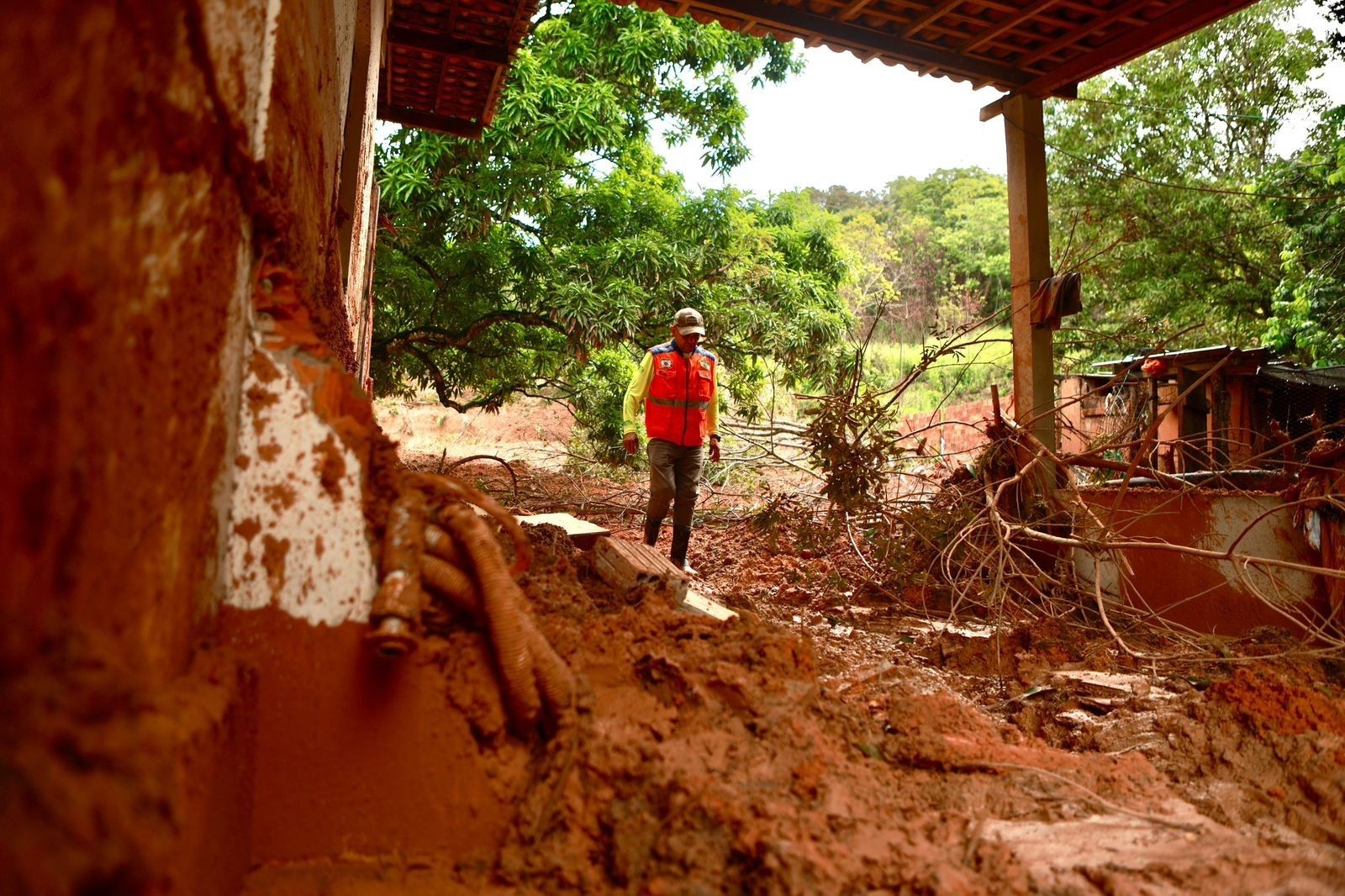 Pilar enfrenta alagamentos e risco de transbordamento de lagoa