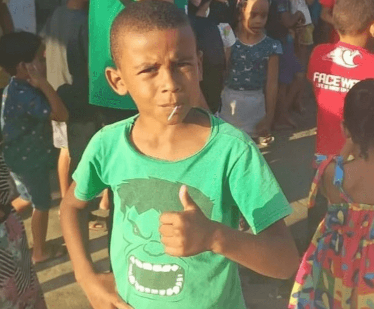 Criança de 8 anos morre baleada durante troca de tiros entre traficantes em Arapiraca
