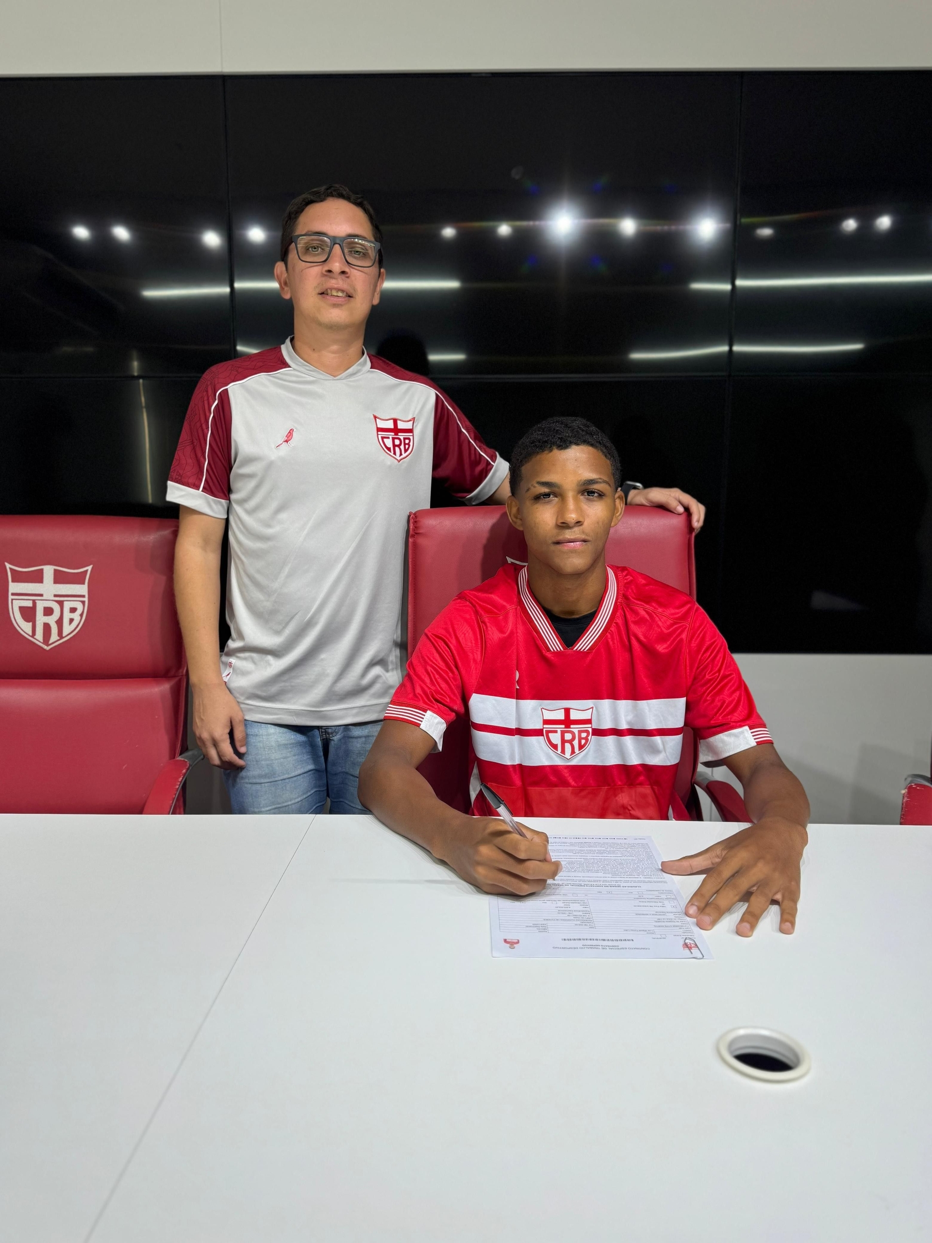 CRB formaliza contrato com jovem atleta Luiz Miguel até 2028