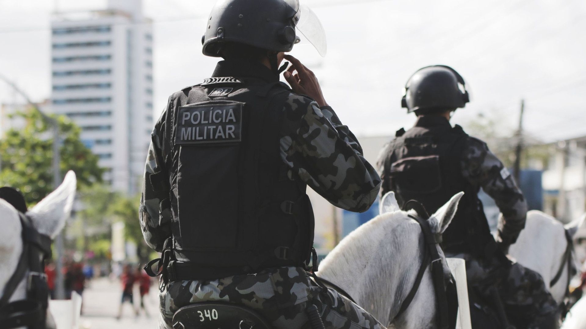 Desembargador de Goiás pede extinção da PM por 'abusos e excessos'; Caiado reage