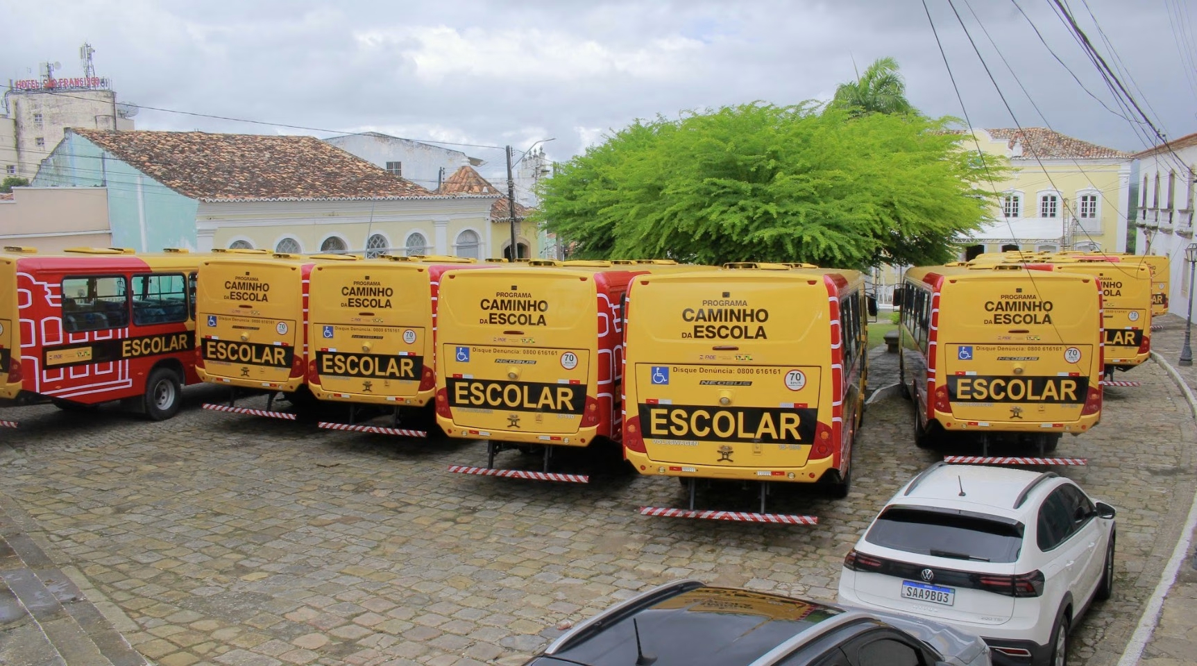Prefeitura de Penedo entrega ônibus e geladeiras escolares