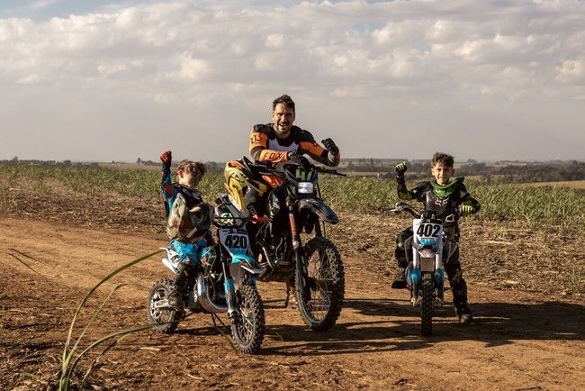 Julio Rocha fala sobre paternidade e motocross em família