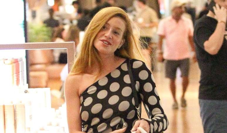 Marina Ruy Barbosa, de vestido fendado e sem maquiagem, exibe beleza natural no shopping e é flagrada em momento inusitado. Fotos!