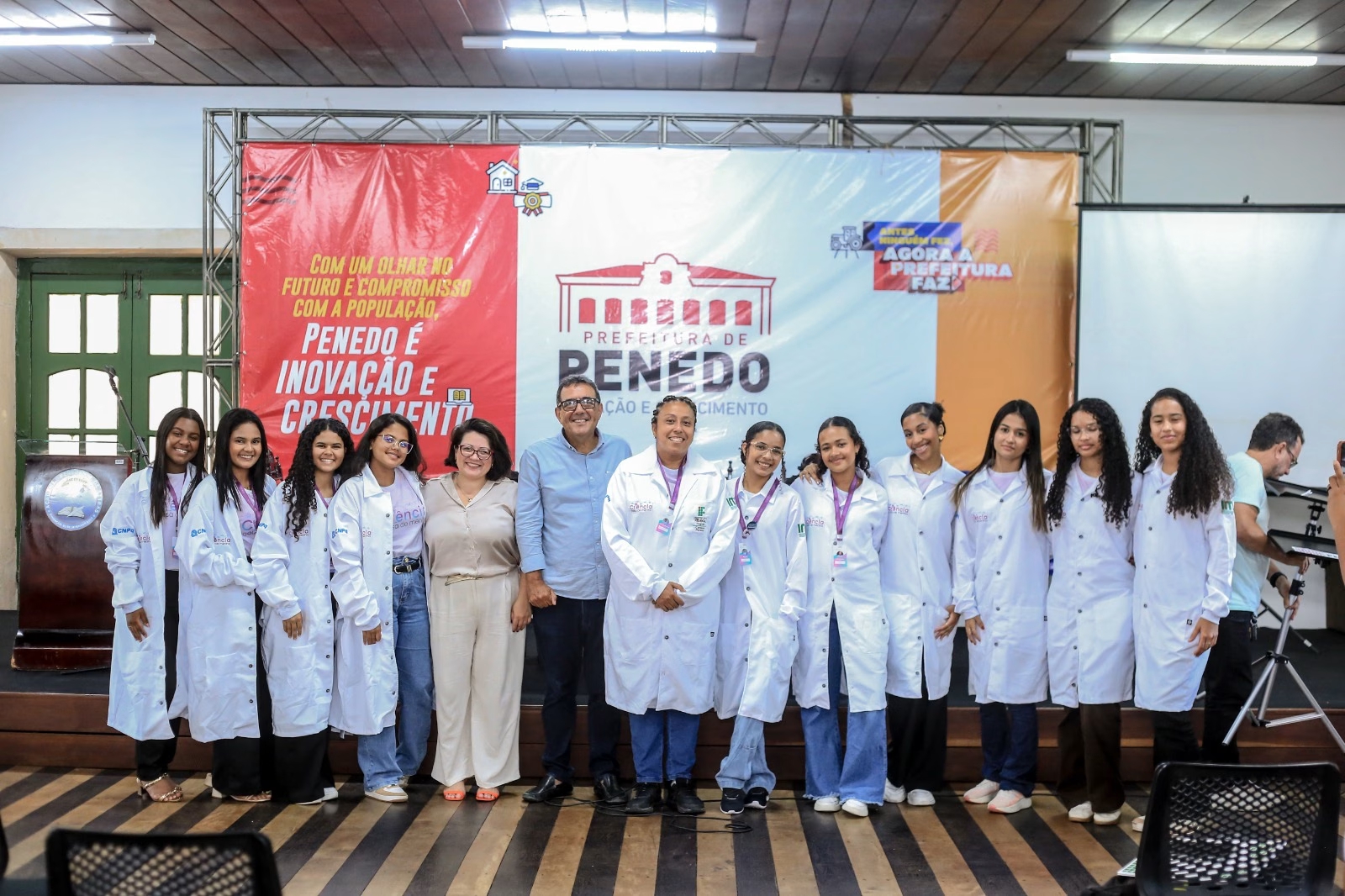 Penedo doa jalecos e inspira alunas com biomédica