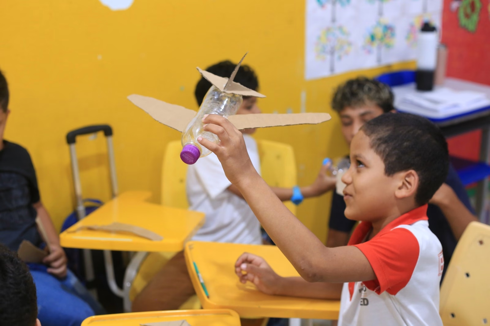 Estudantes de Penedo transformam lixo em brinquedos criativos