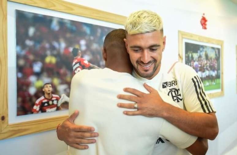De La Cruz tem primeiro dia no Ninho e reencontra Arrascaeta e Varela