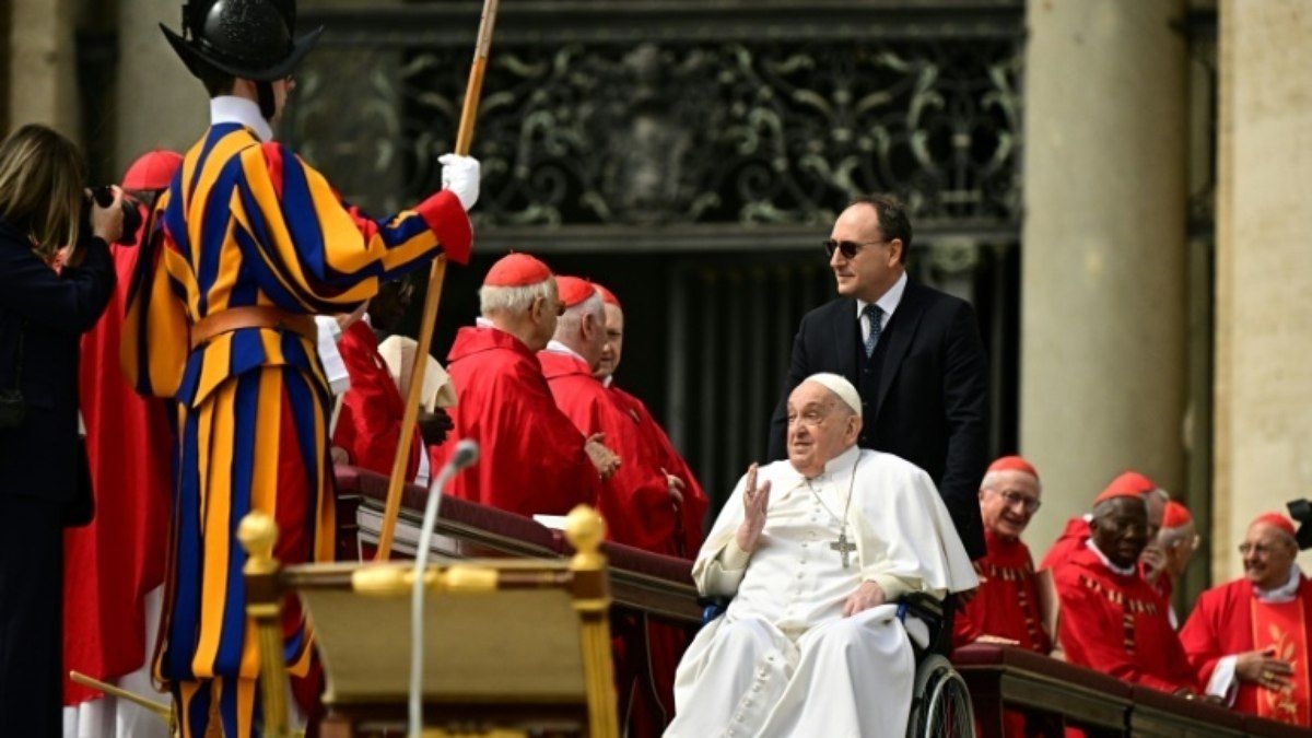 Papa Francisco faz aparição surpresa na missa de Ramos