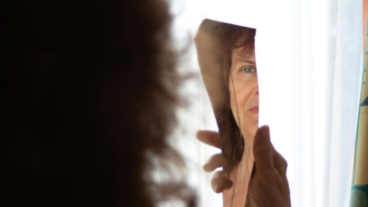 Por que homens se acham bonitos e mulheres se veem feias