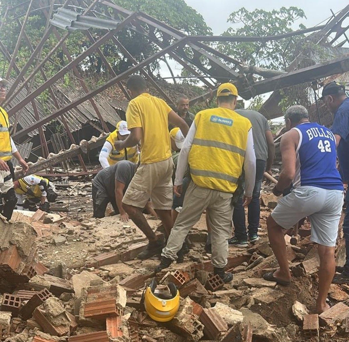 Teto de galpão desaba no Estacionamento do Jaraguá em Maceió