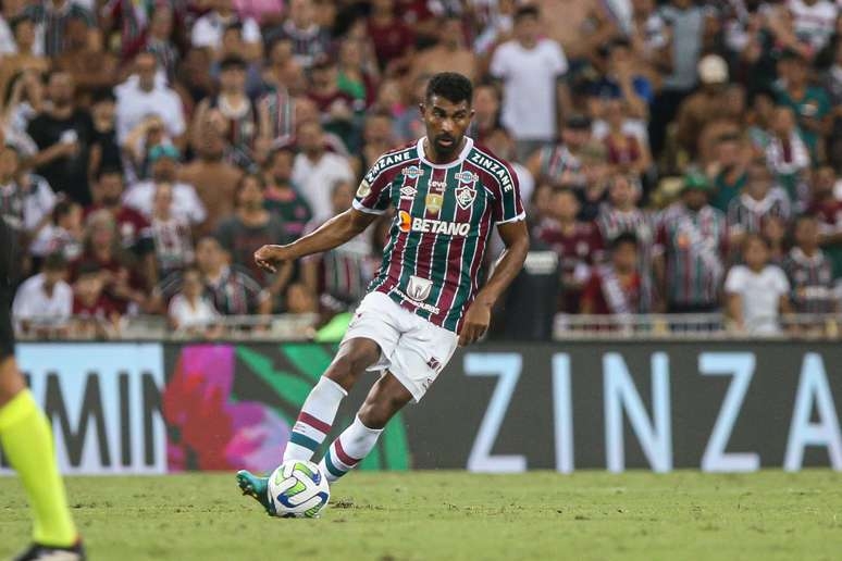 Thiago Santos segue conselho de Diniz e pode se consolidar na zaga do Fluminense