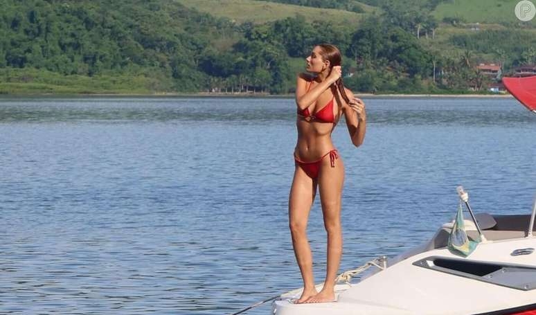 Magra demais? Sasha Meneghel posa de biquíni, exibe barriga chapada e internautas detonam: 'Quem gosta de ossada...'