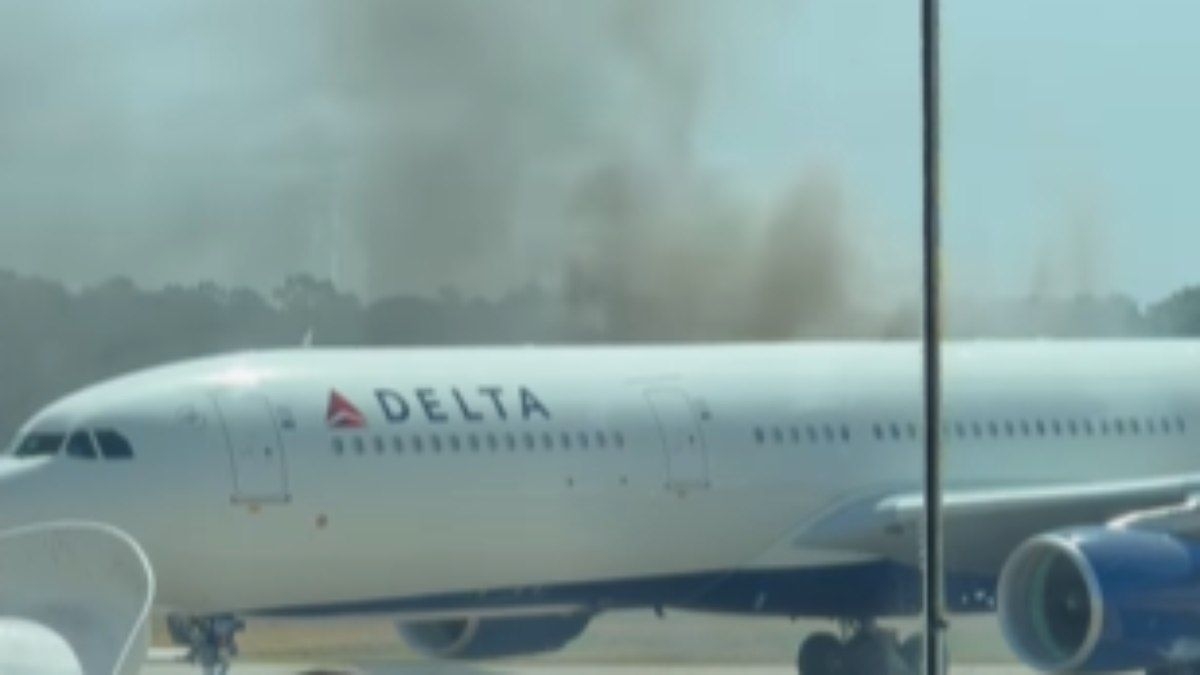 Passageiros evacuam avião da Delta devido a incêndio