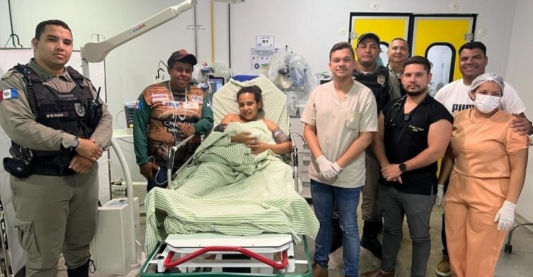 Policiais fazem parto de bebê dentro de carro de aplicativo em Maceió