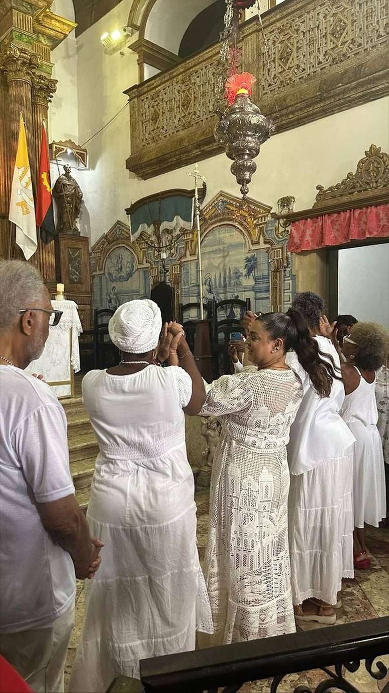 Preta Gil celebra remissão do câncer em missa na Bahia: 'Dia de agradecer pela minha vida'