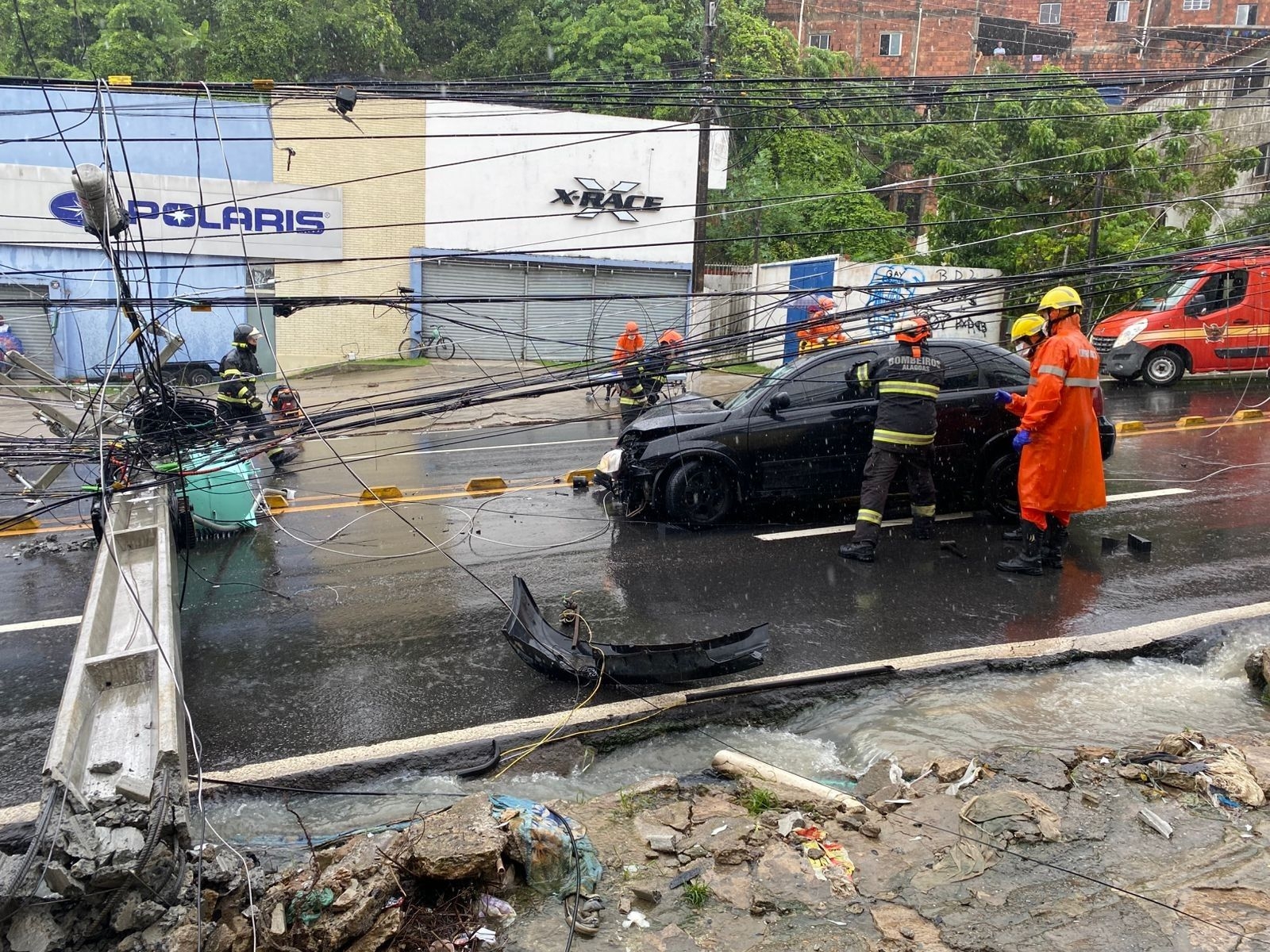 Motorista ferido em colisão contra poste em Maceió