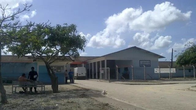 Duas pessoas presas por celulares em televisões no presídio