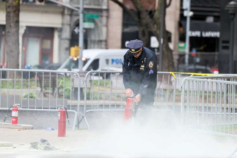Homem se incendeia do lado de fora do tribunal de Nova York onde ocorre julgamento de Trump
