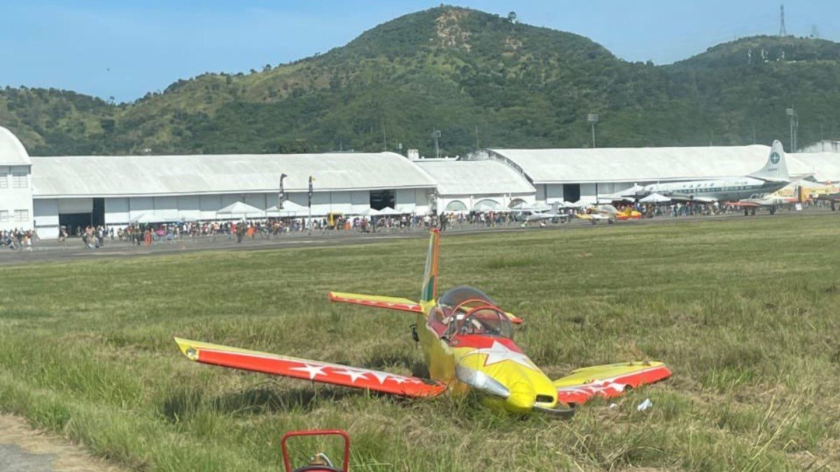 Avião faz pouso de emergência durante evento no RJ