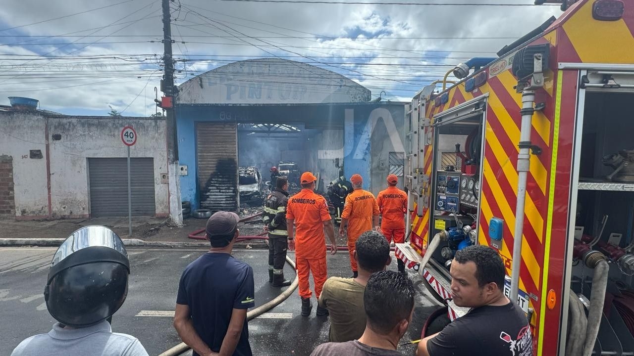 Incêndio atinge carros e oficina em Arapiraca