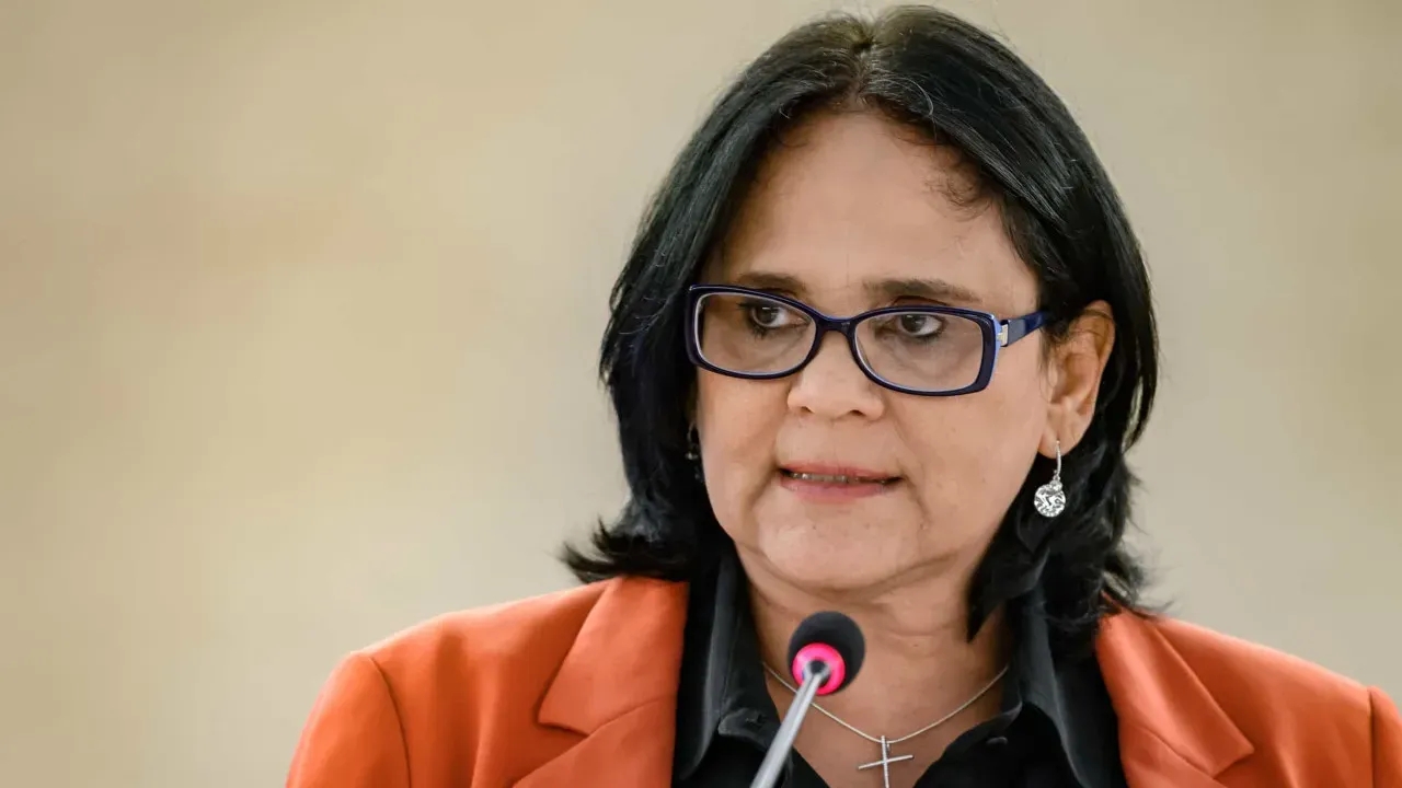 Damares condenada a indenizar professora por vídeo editado