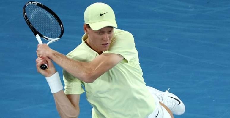 Sinner arrasa e vai à semi do Australian Open