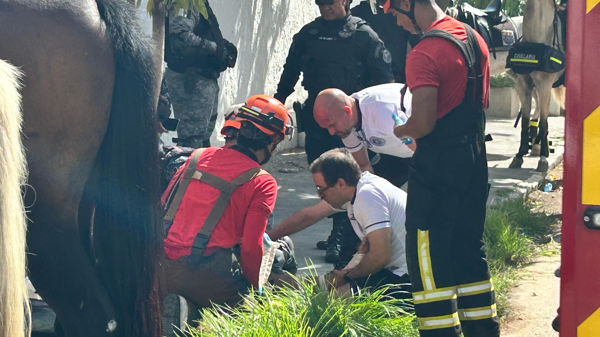 Soldado da PM é socorrido após queda de cavalo