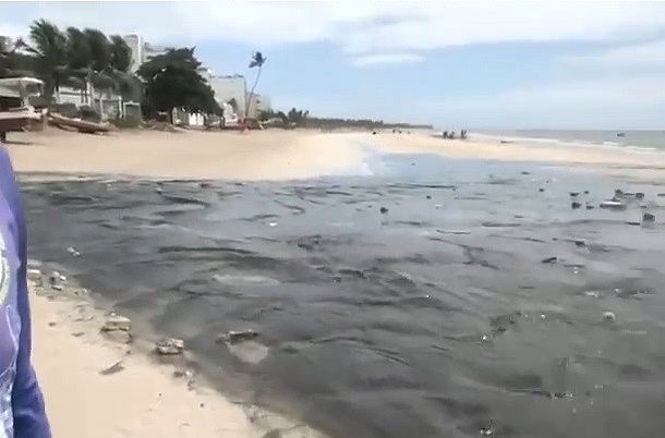 Vídeos: esgoto invade mar de Maragogi e prefeitura aplica multa de R$ 500 mil a concessionária