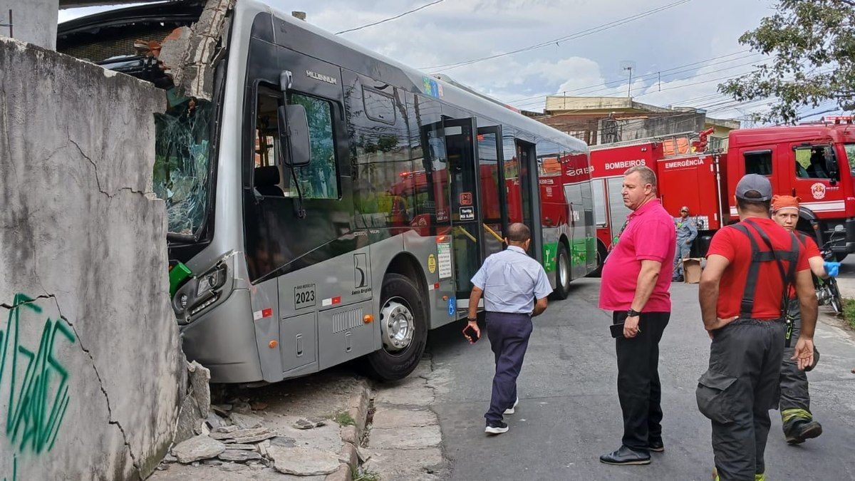 Ônibus colide com casas em Pirituba e mulher socorrida