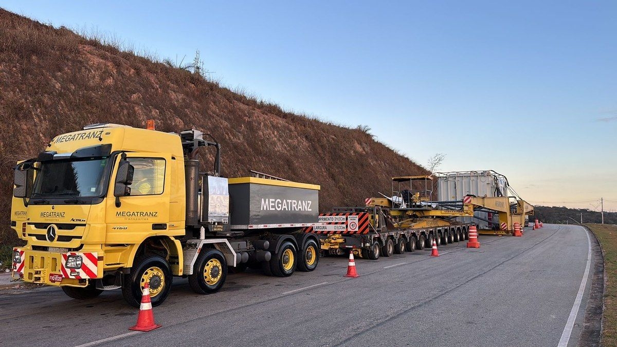 Carreta de 540 toneladas trafega pela BR-040