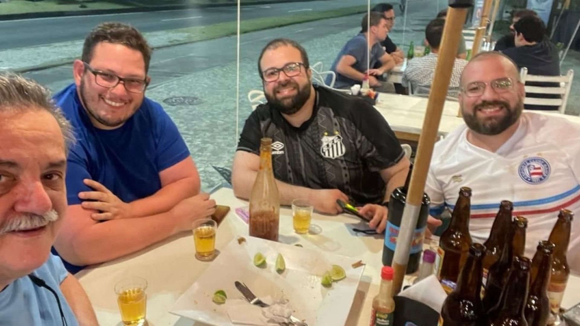 'Vamos ser fortes para seguir o legado', diz mãe em enterro de médico na Bahia