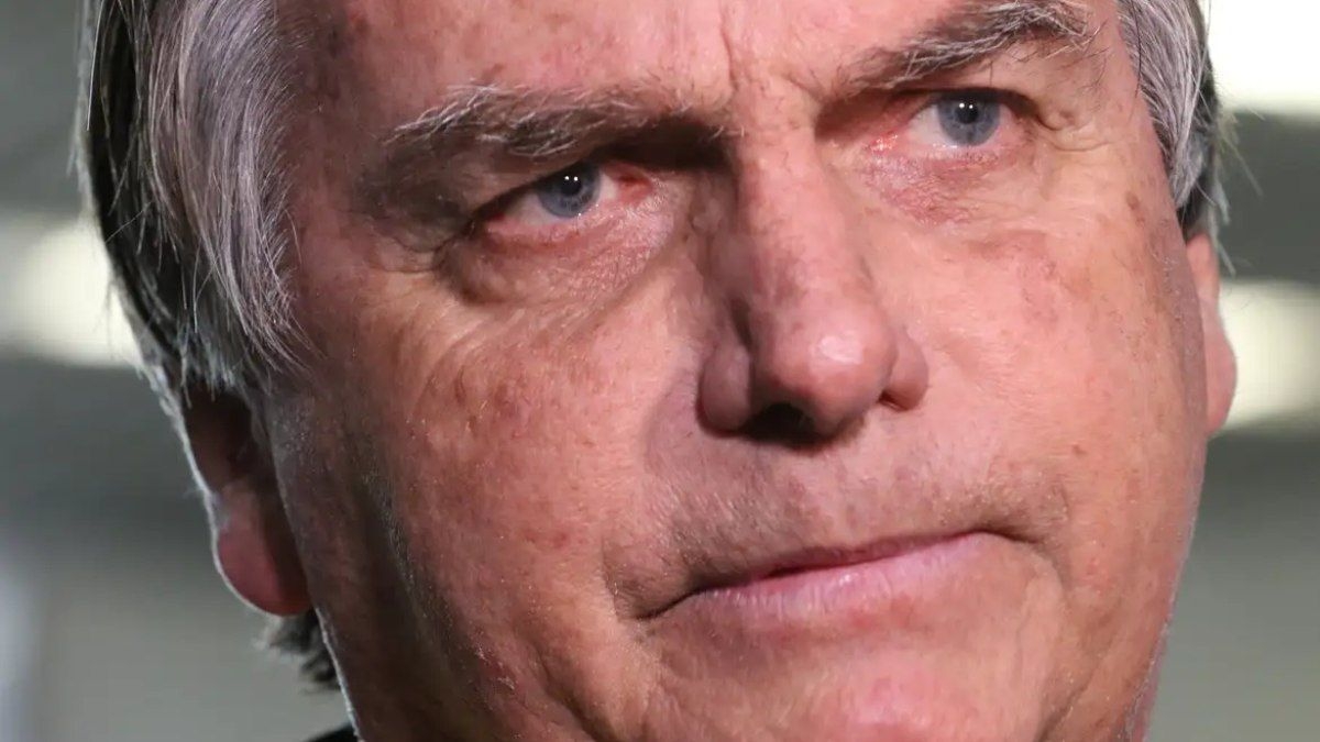 Bolsonaro precisa de cirurgia de hérnia, diz perícia médica
