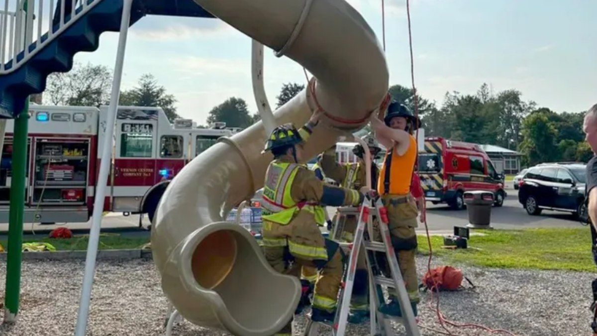 Bombeiros cortam escorregador para resgatar homem entalado