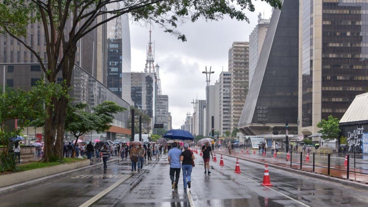 Frente fria provoca queda de temperatura e chuva no Sul