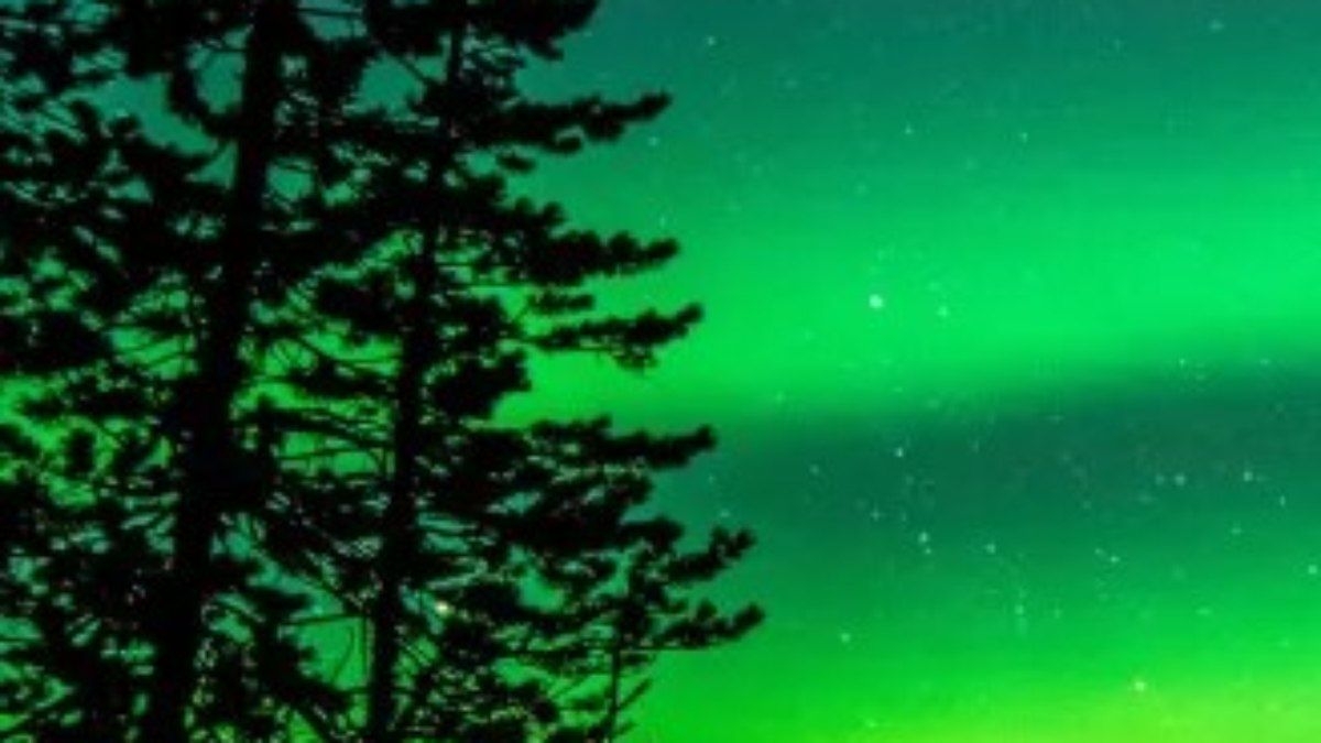 Aurora boreal ilumina noite em Manitoba, Canadá