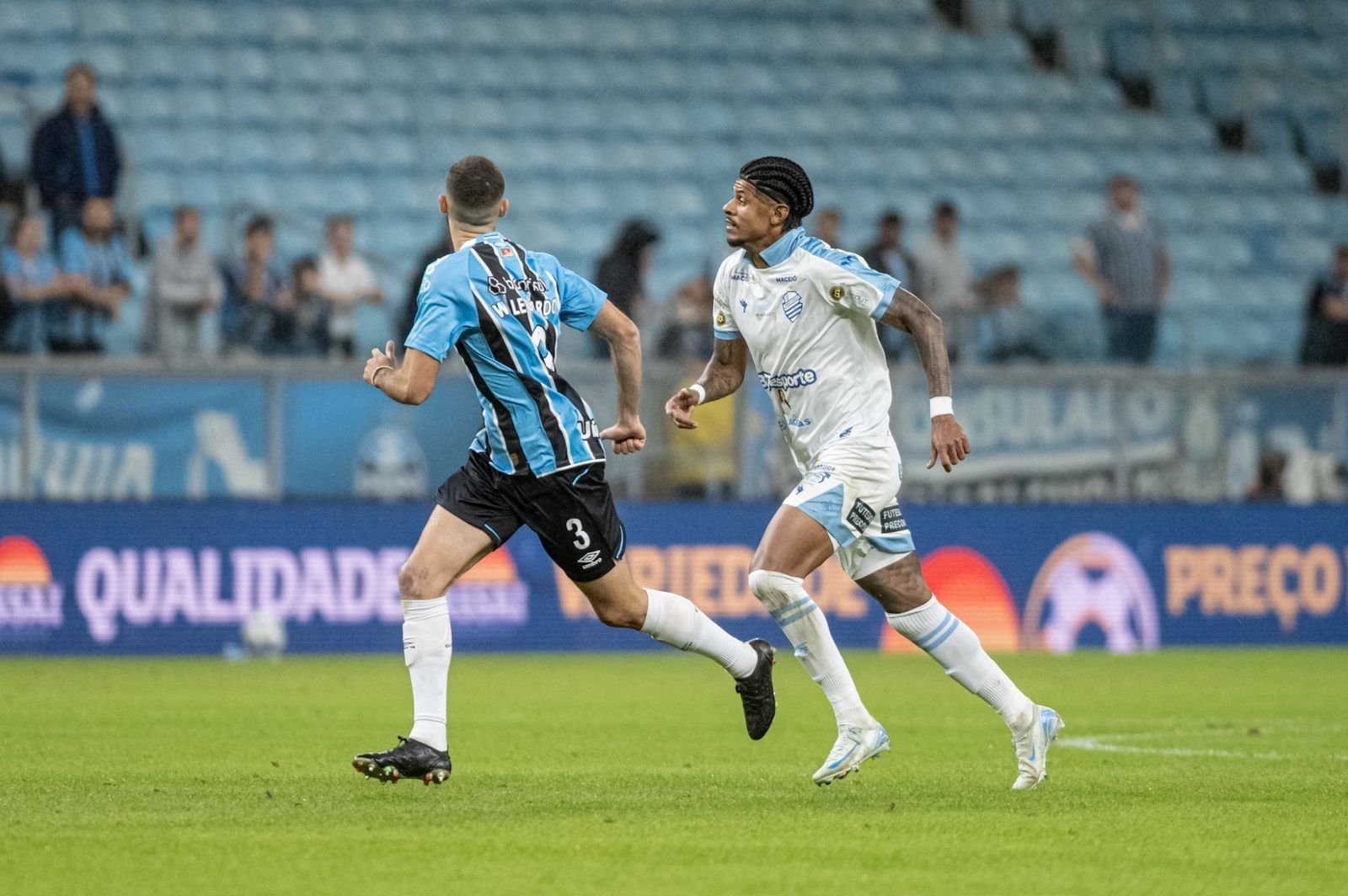 CSA aguarda torcida no desembarque após vitória histórica