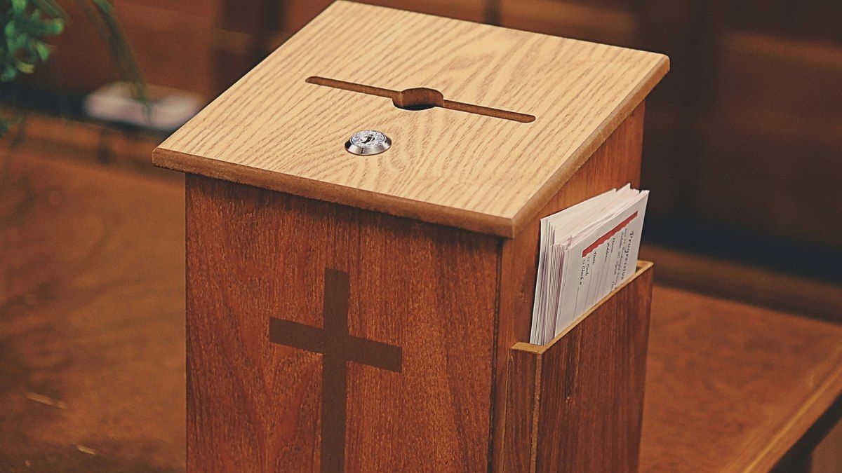 Homem preso por furtar caixa do dízimo em igreja