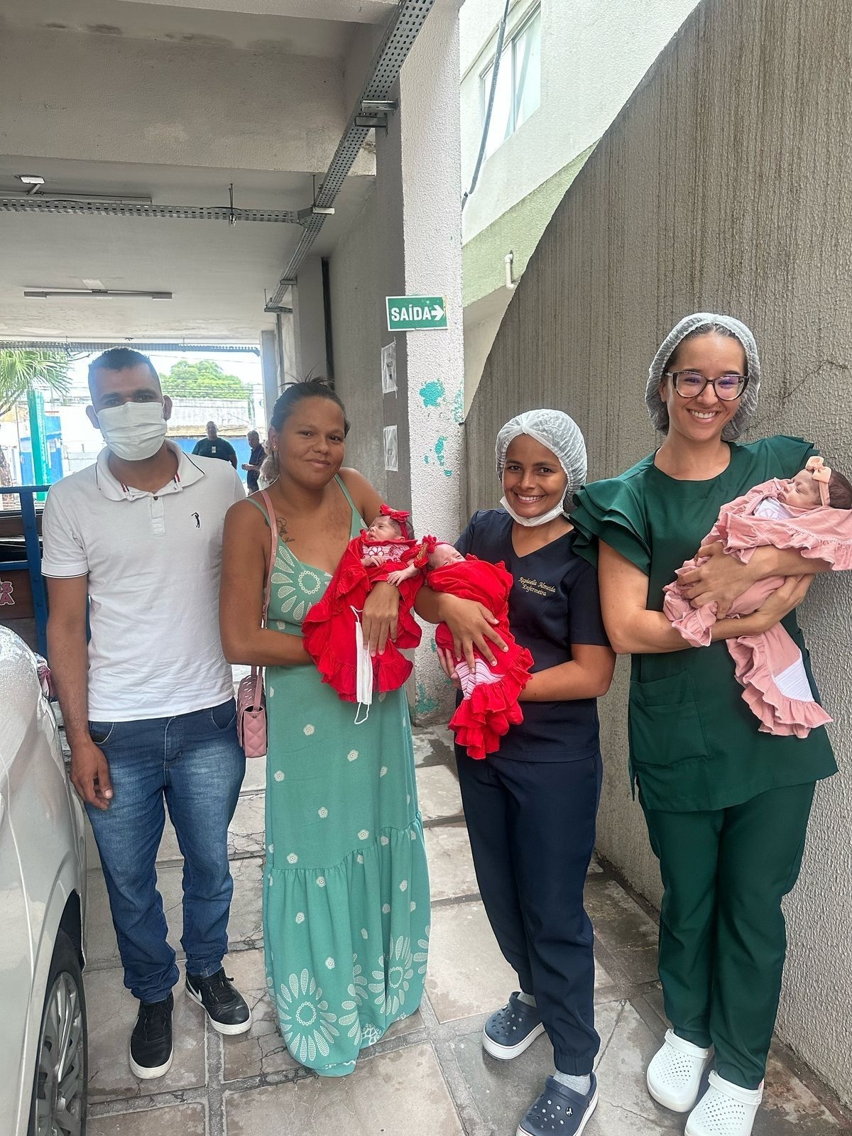 Trigêmeas que nasceram prematuras recebem alta após um mês