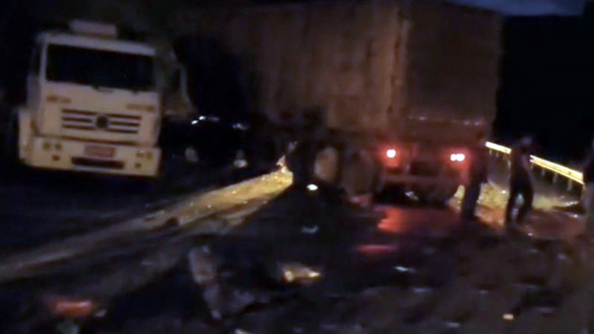 Acidente entre carretas causa morte na BR-116 em MG