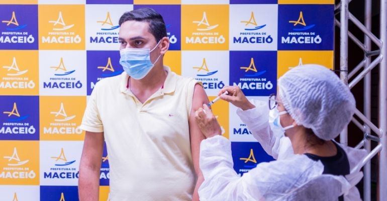 Casos de covid-19 aumentam em dezembro e SMS alerta sobre vacina