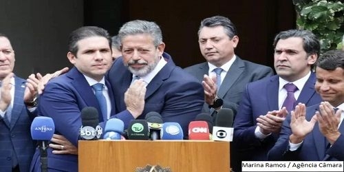 Rei morto, rei Posto. Com Hugo Motta, Câmara rompe estilo centralizador de Lira.