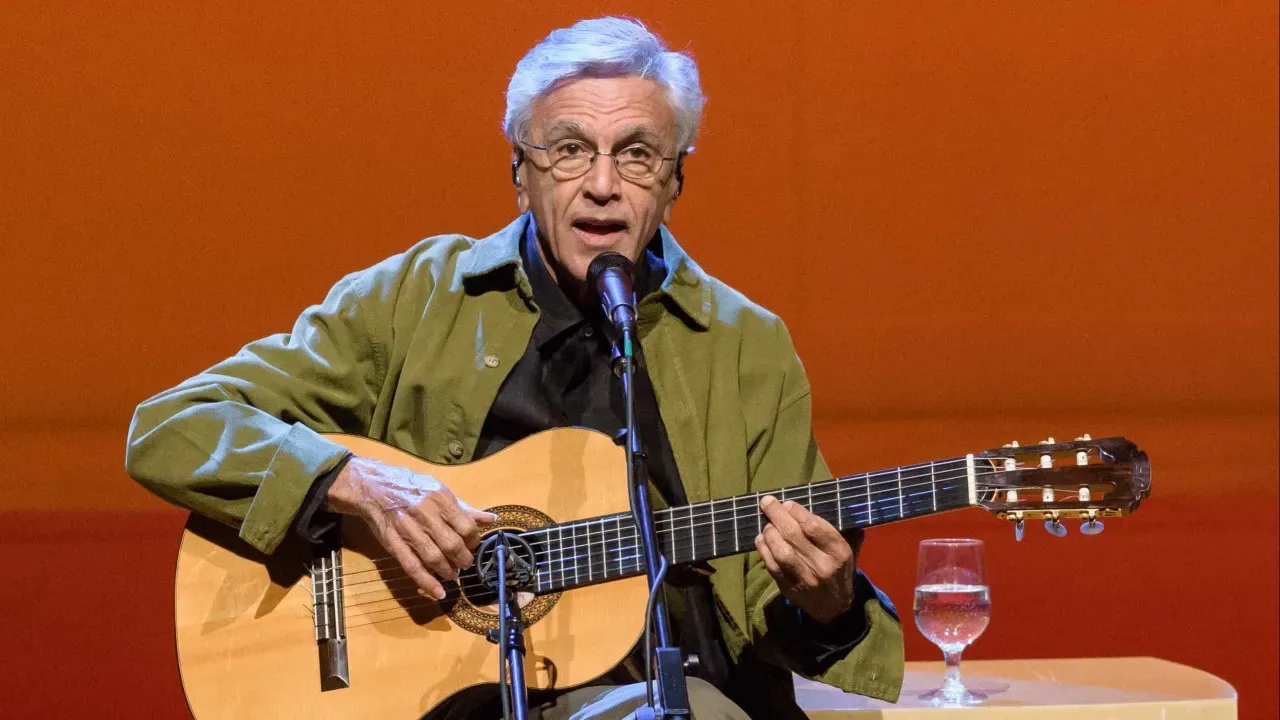 Caetano Veloso realiza protesto musical em Copacabana