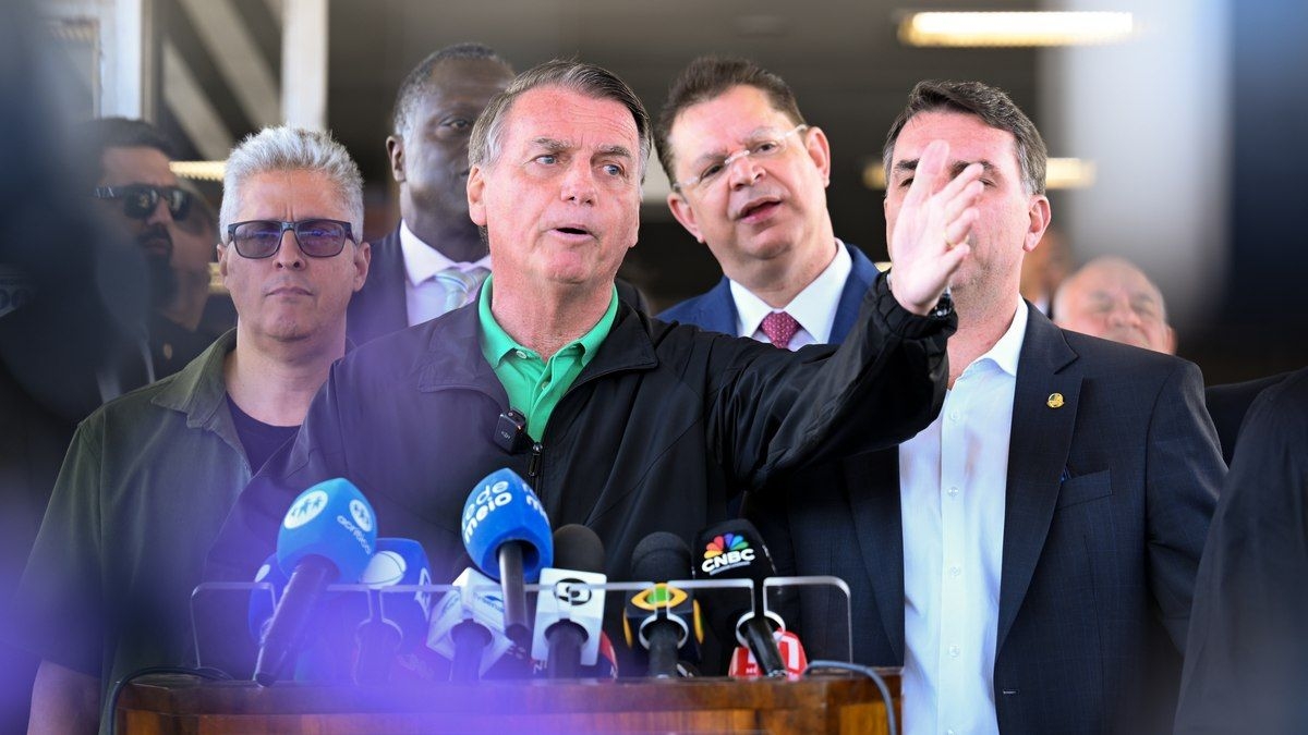 Bolsonaro defende filho nos EUA e critica STF