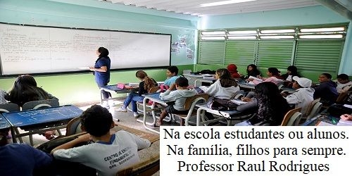 Escola é lugar de instrução; por falta de pais, tem que ajudar a educar