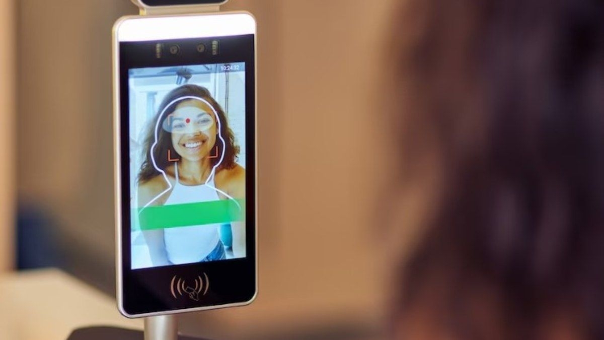 Brasil tem quase metade da população vigiada digitalmente